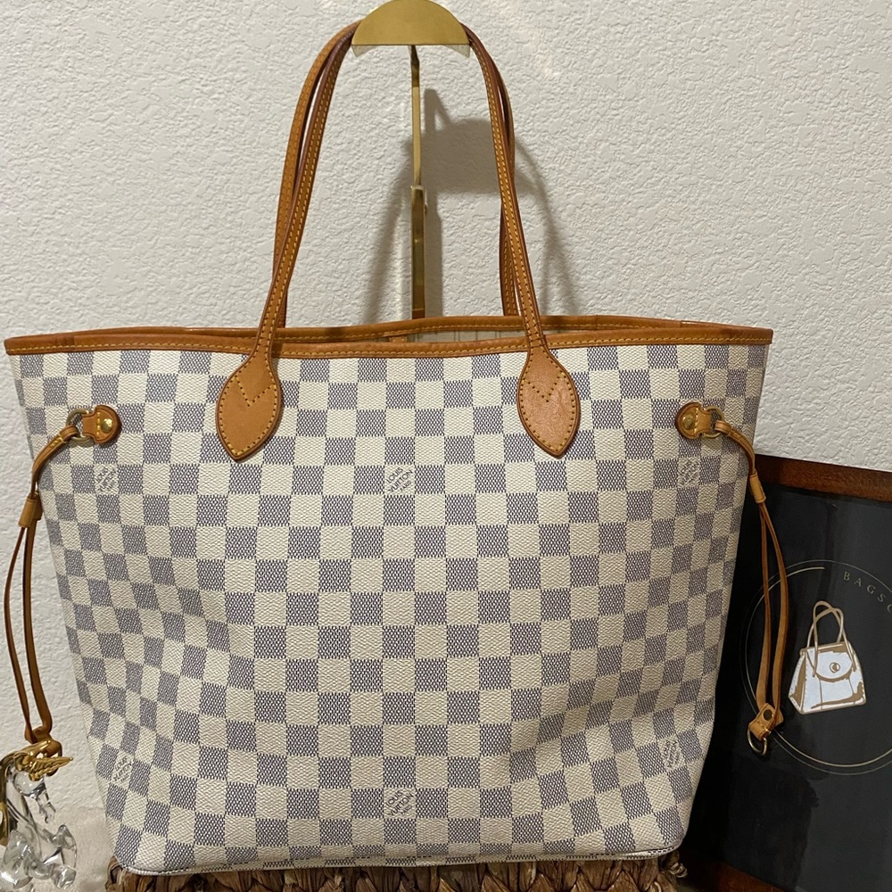 Louis Vuitton
Damier Azur Neverfull MM